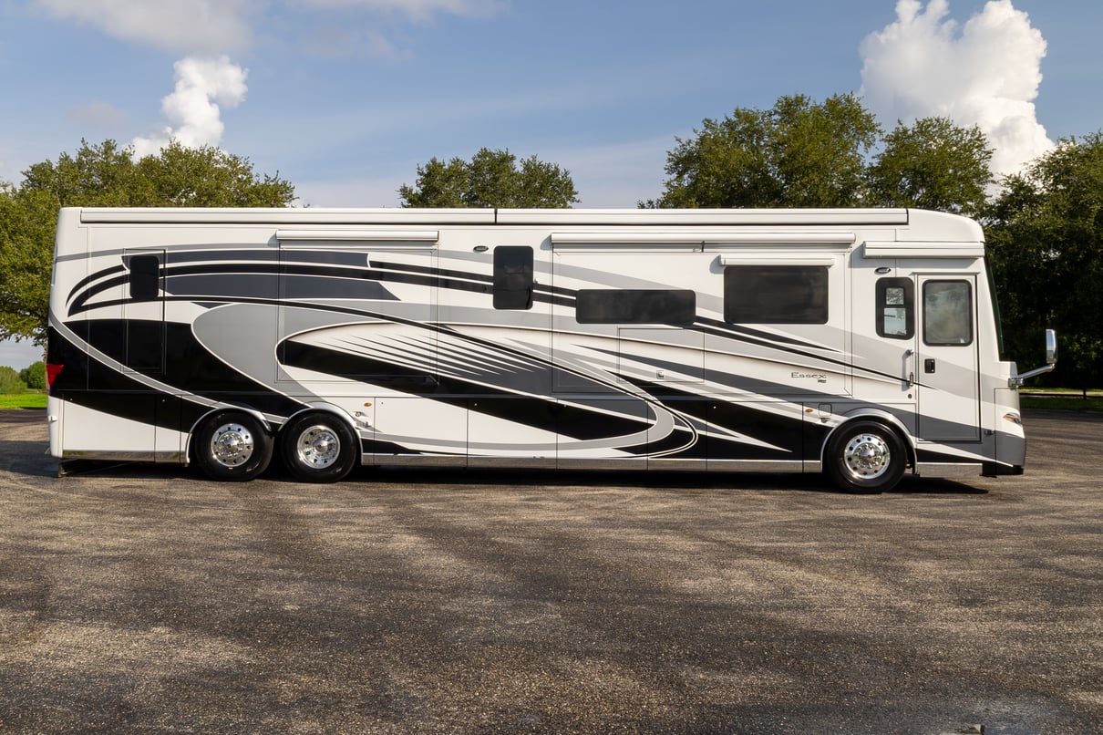 2024 Newmar Essex 4551 gallery image-3