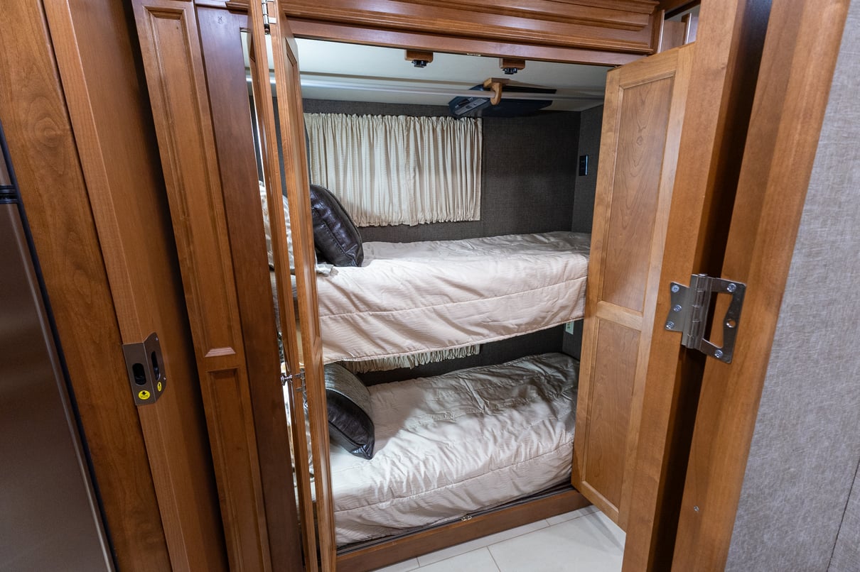 2017 Tiffin Allegro Red 38QBA gallery image-25