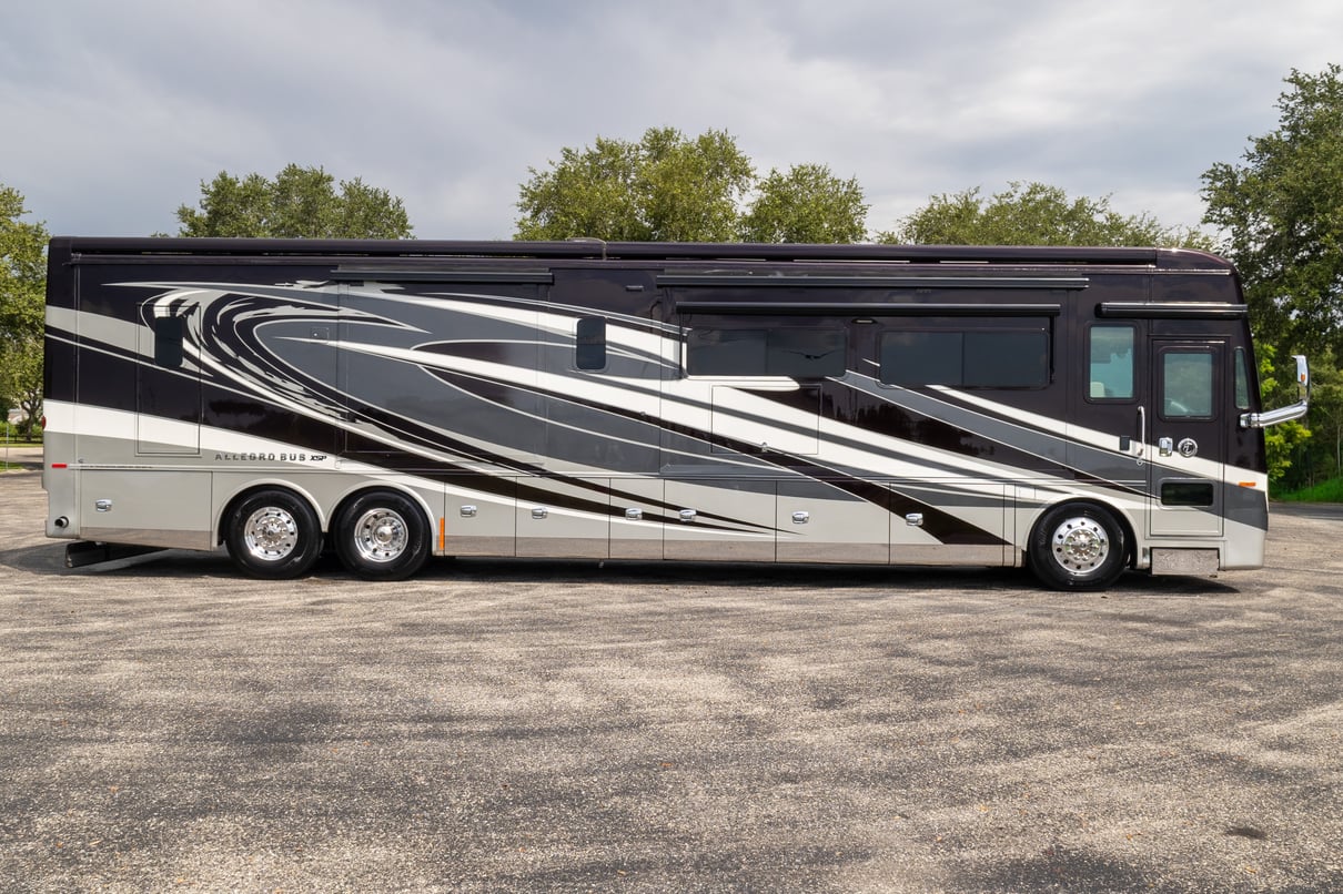 2022 Tiffin Allegro Bus 45FP gallery image-3