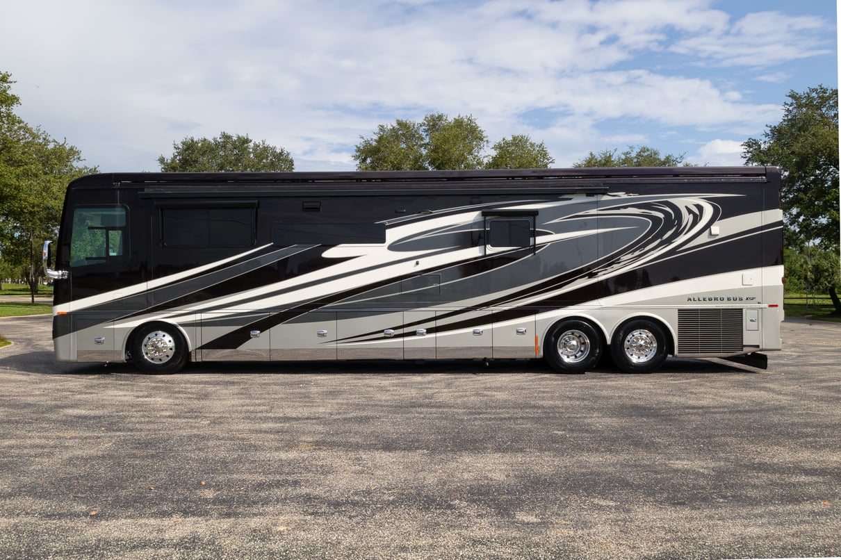 2022 Tiffin Allegro Bus 45FP gallery image-9