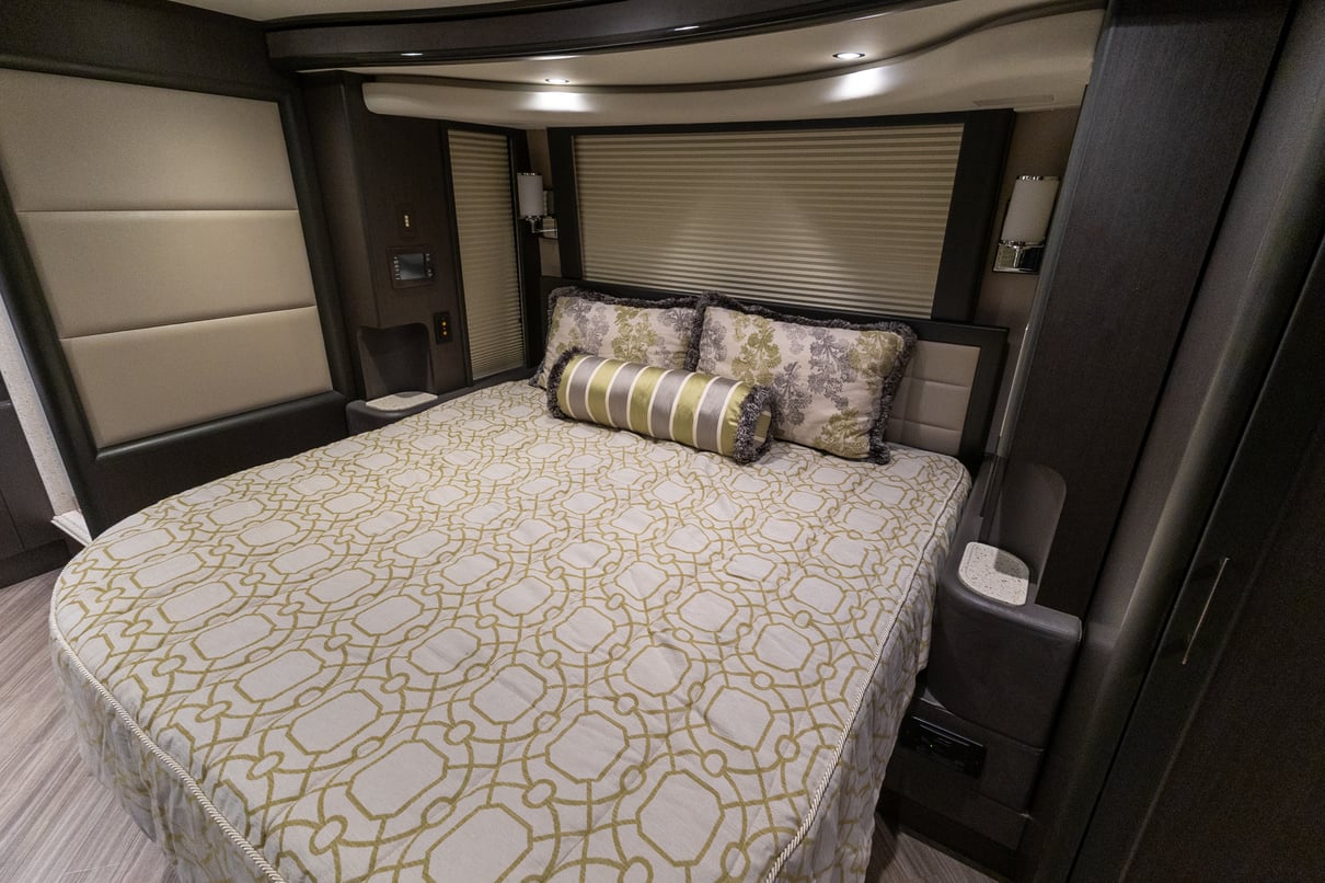 2015 Prevost Liberty H3 45 gallery image-24