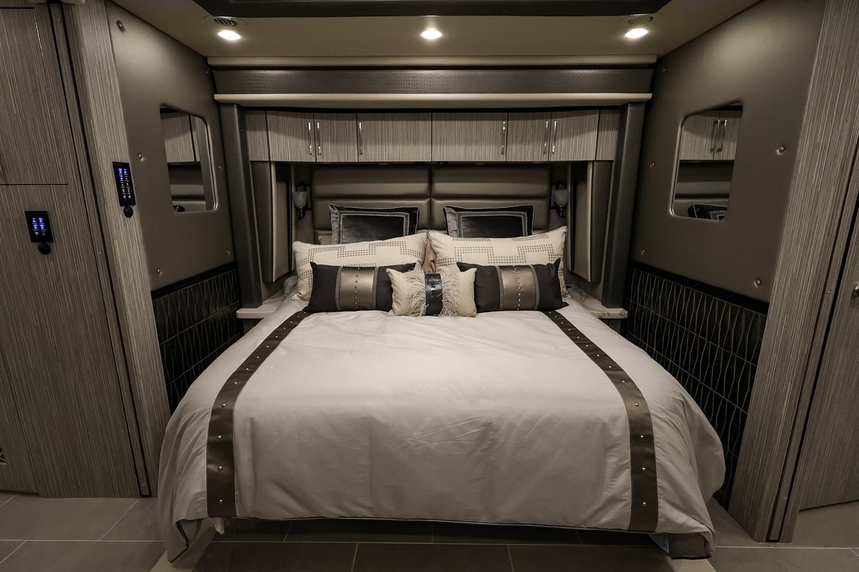 2022 Foretravel Realm Presidential LV2 gallery image-25