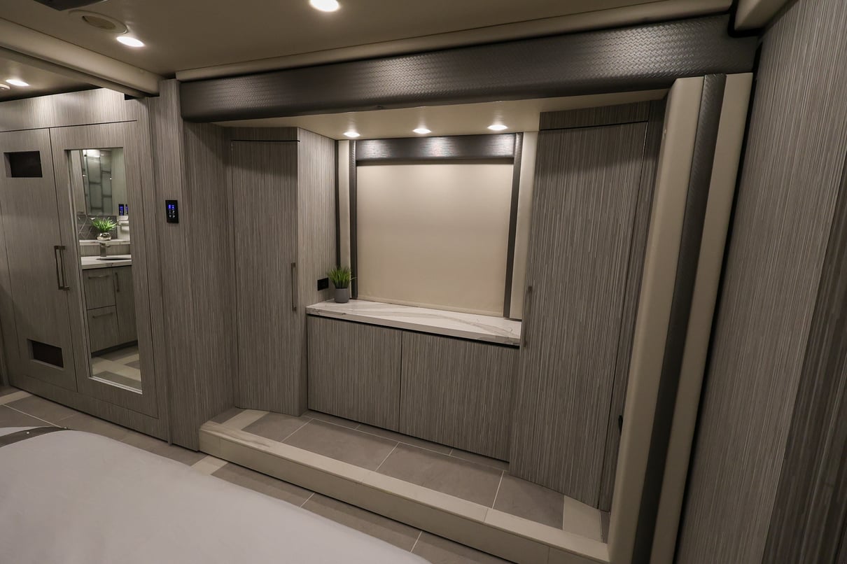 2022 Foretravel Realm Presidential LV2 gallery image-27