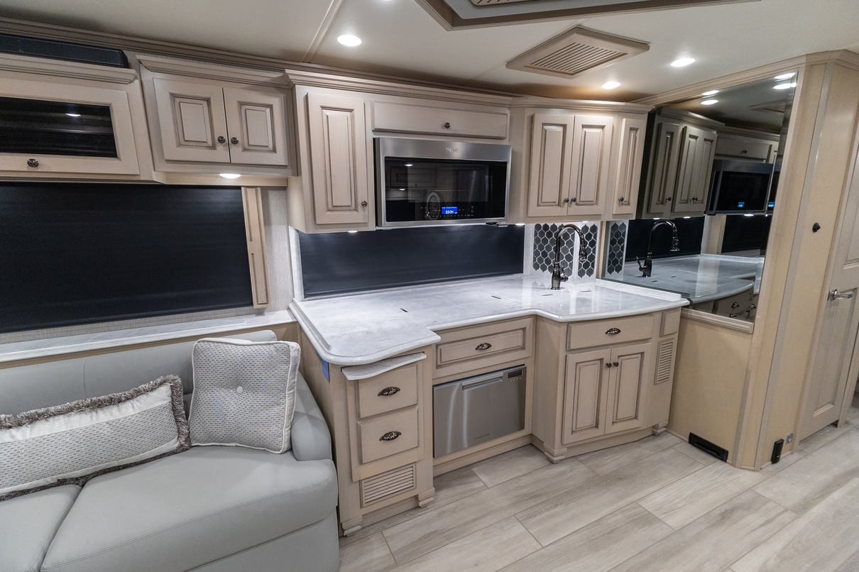 2022 Newmar Dutch Star 4081 gallery image-18