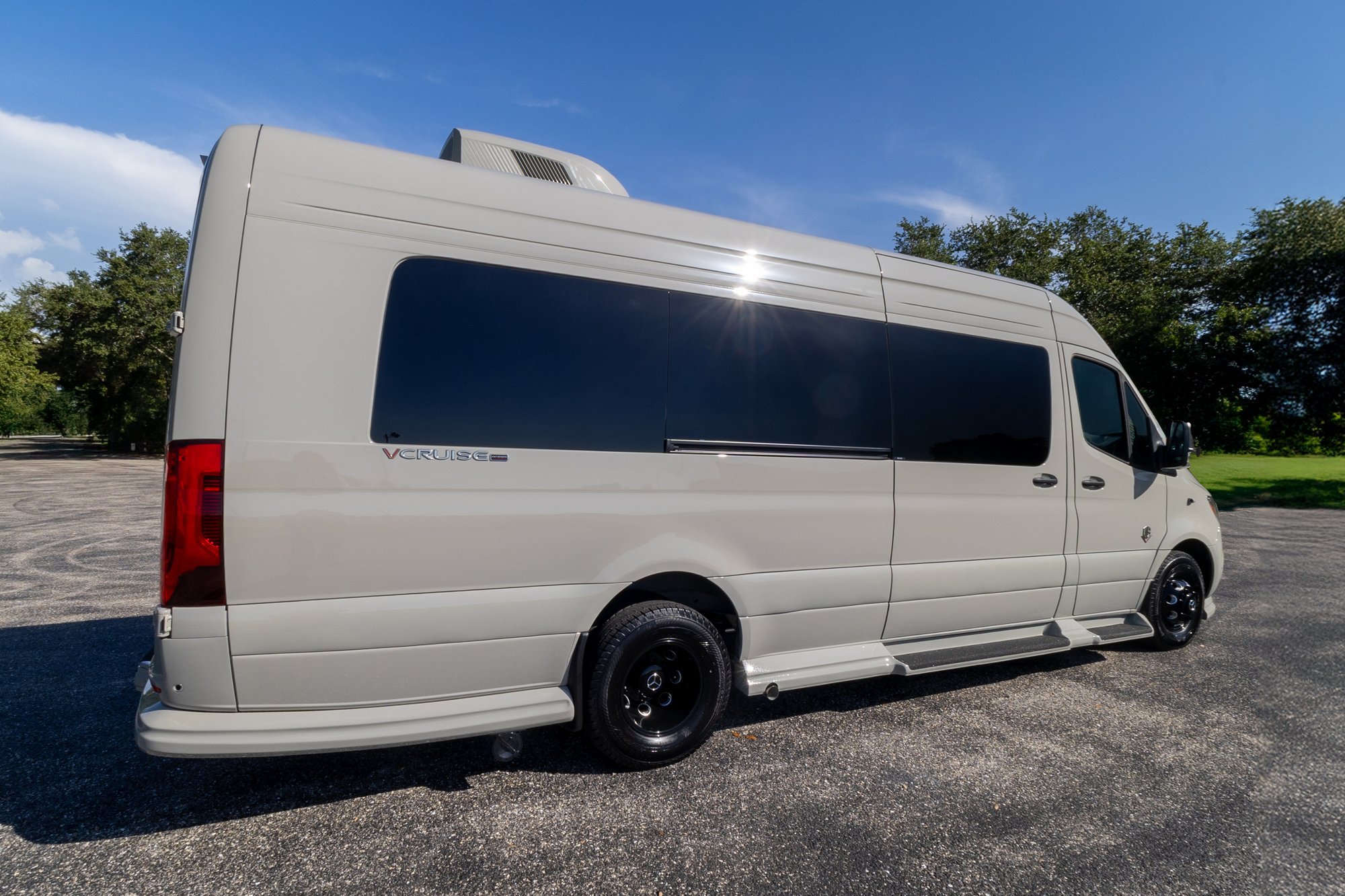 2027 OGV Luxury Coach V-Cruise 10OB
