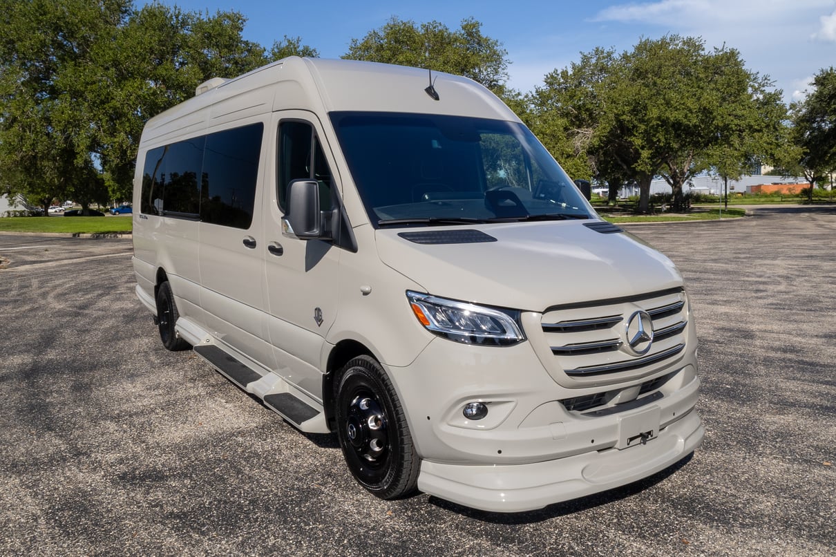 2027 OGV Luxury Coach V-Cruise 10OB gallery image-1
