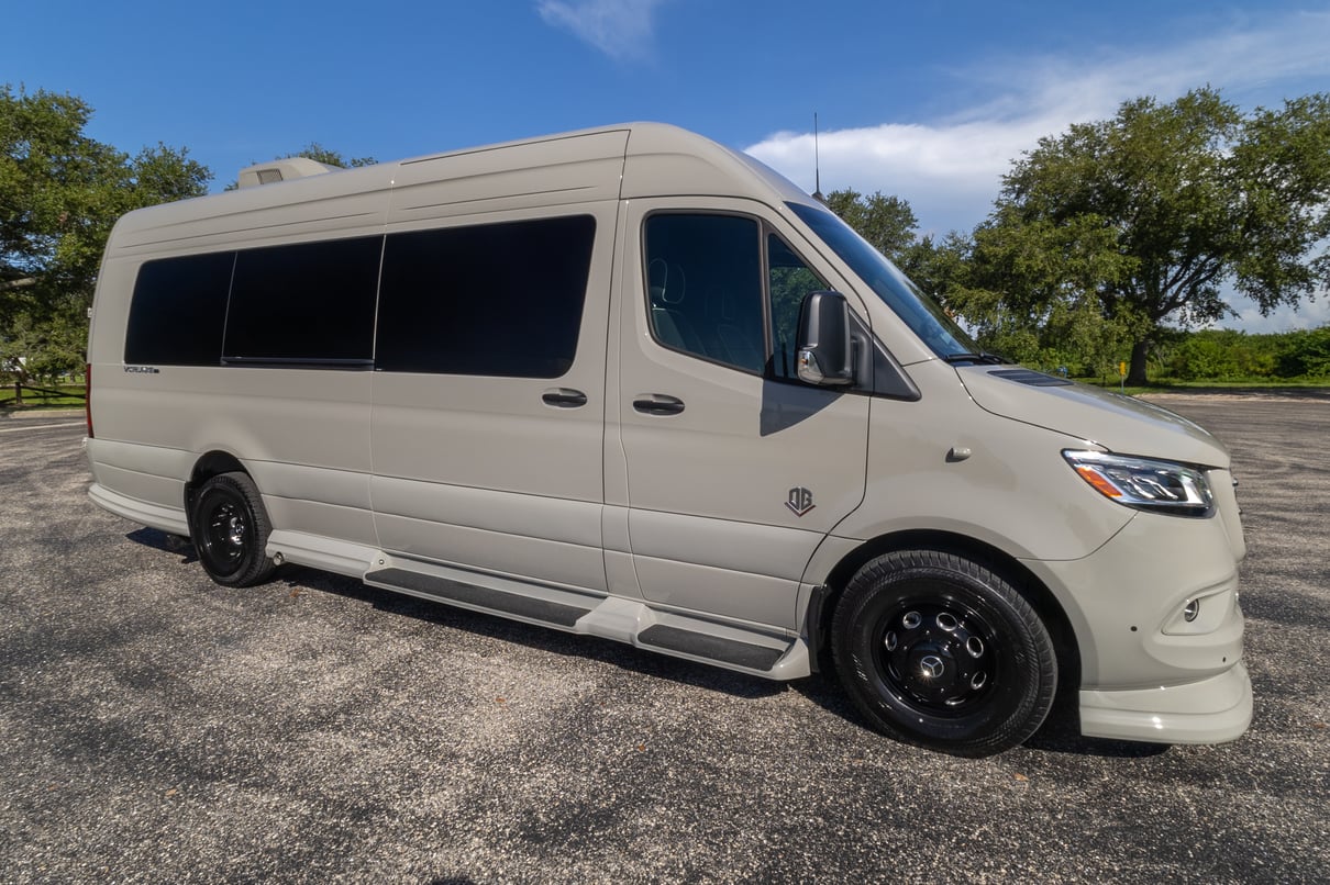 2027 OGV Luxury Coach V-Cruise 10OB gallery image-2