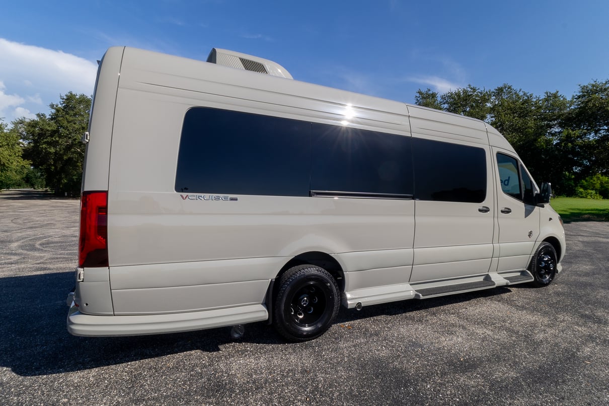 2027 OGV Luxury Coach V-Cruise 10OB gallery image-5