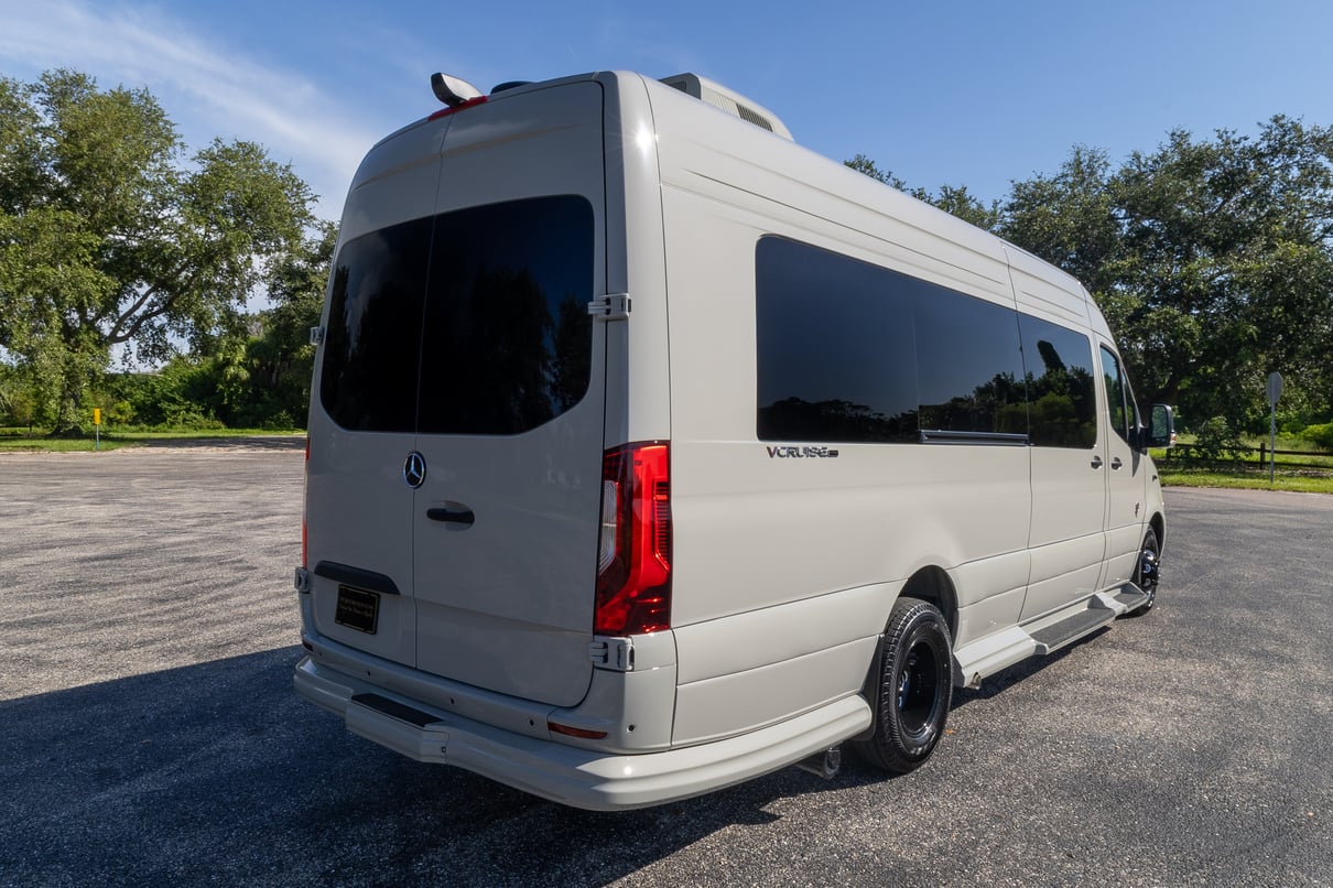 2027 OGV Luxury Coach V-Cruise 10OB gallery image-6