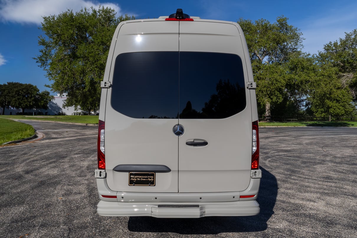 2027 OGV Luxury Coach V-Cruise 10OB gallery image-7