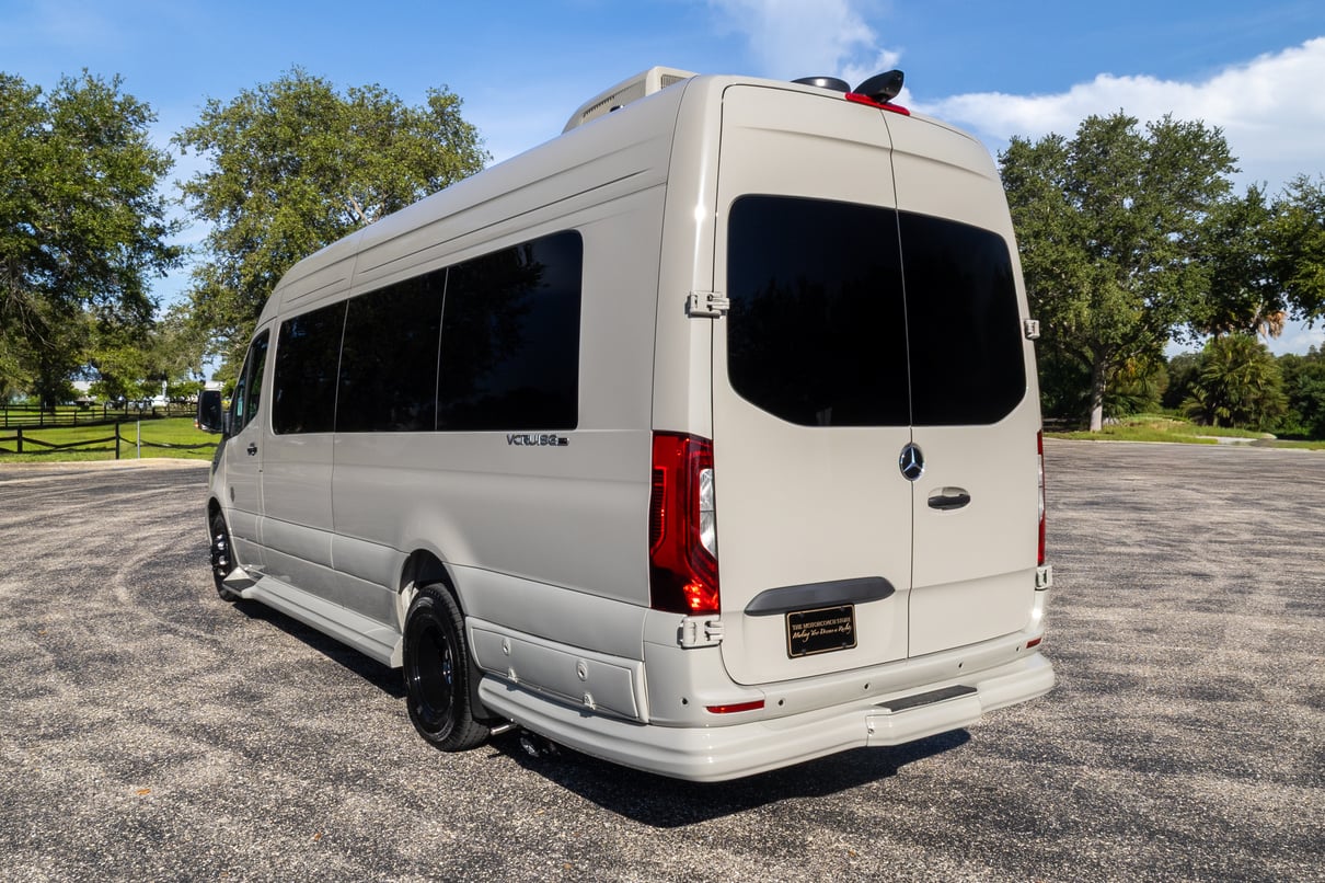 2027 OGV Luxury Coach V-Cruise 10OB gallery image-8