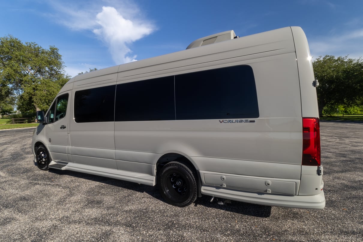 2027 OGV Luxury Coach V-Cruise 10OB gallery image-9