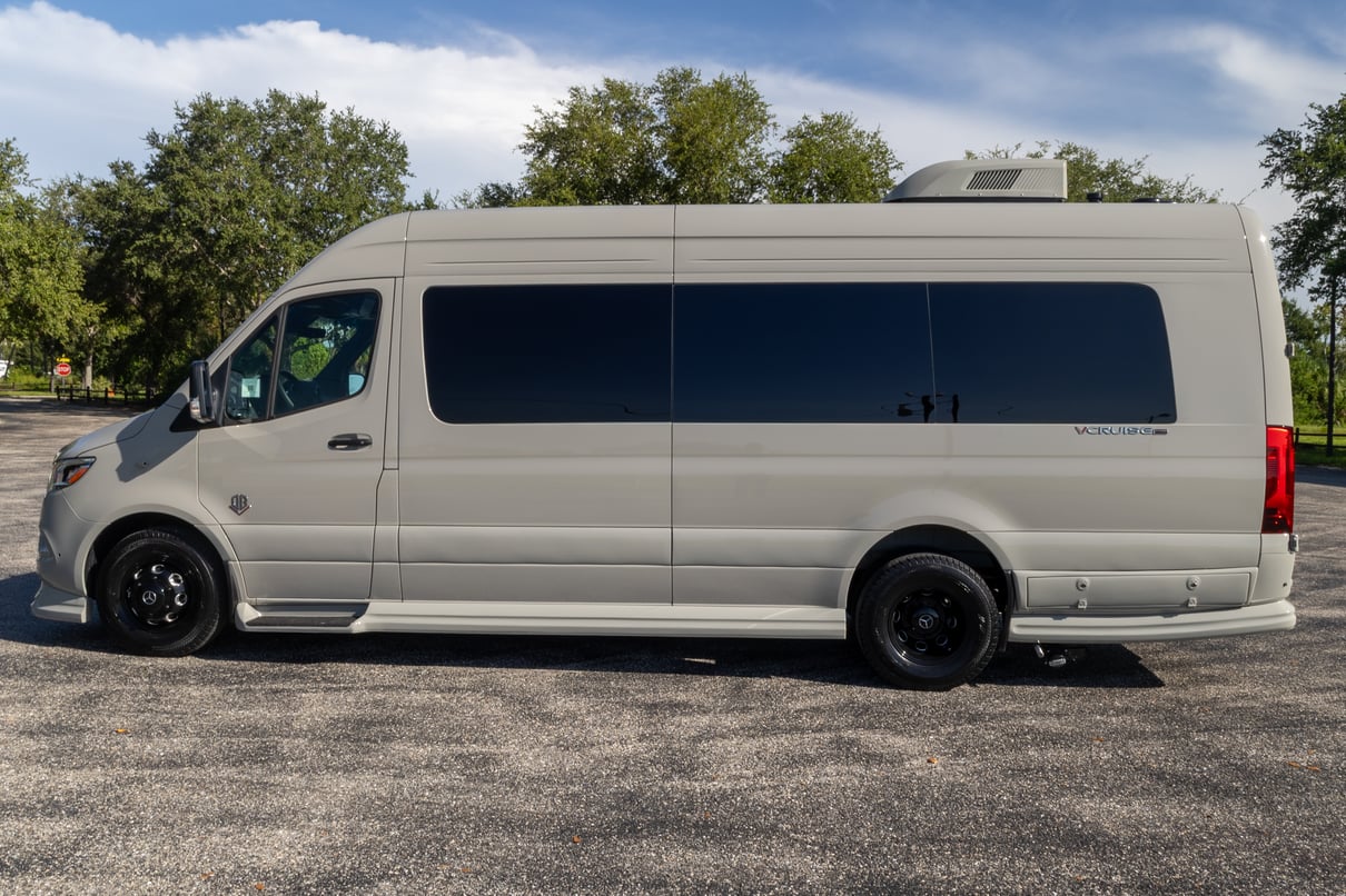 2027 OGV Luxury Coach V-Cruise 10OB gallery image-10