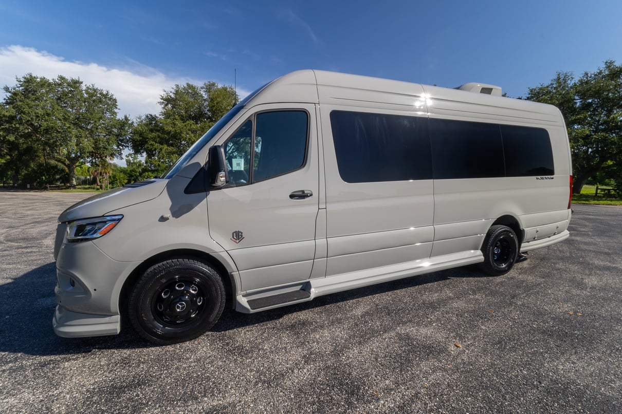 2027 OGV Luxury Coach V-Cruise 10OB gallery image-11