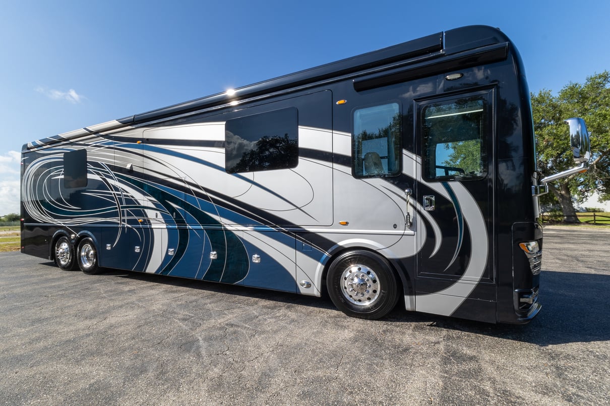 2020 Foretravel Realm FS605 LVMS gallery image-2