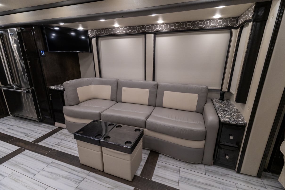 2020 Foretravel Realm FS605 LVMS gallery image-16