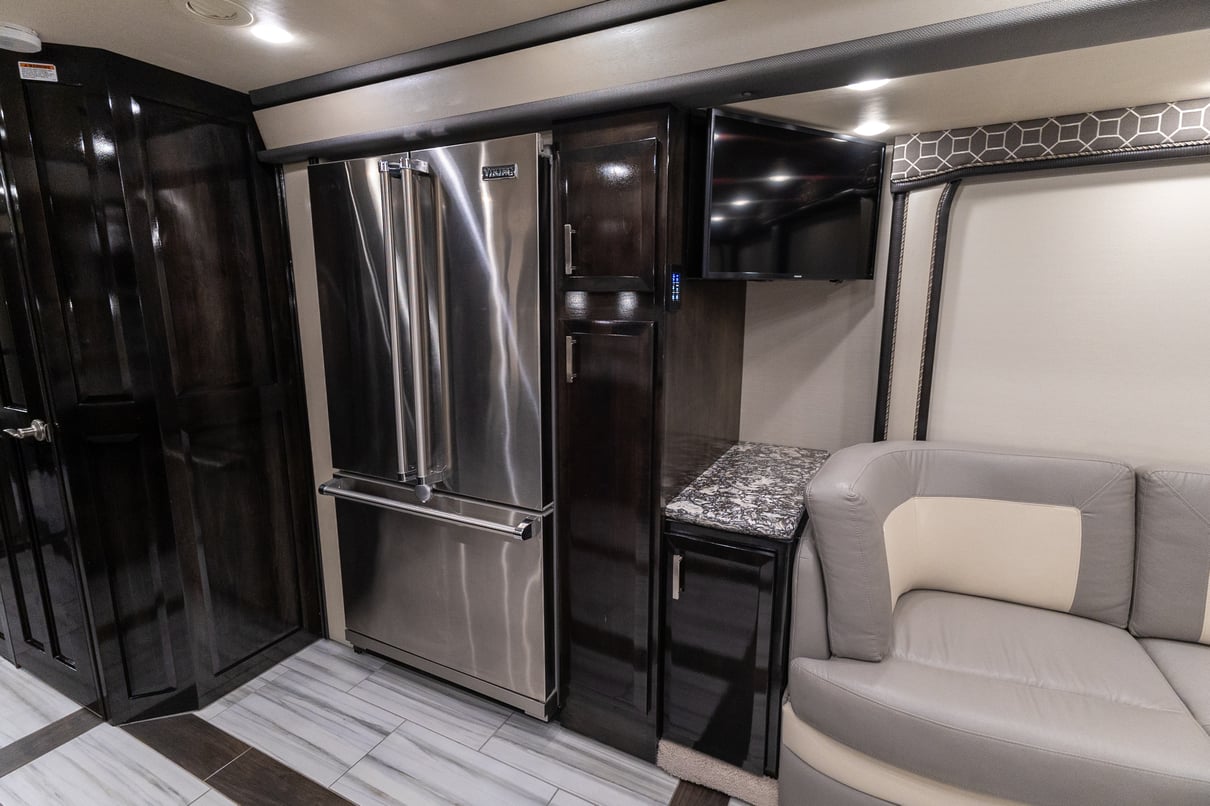 2020 Foretravel Realm FS605 LVMS gallery image-17