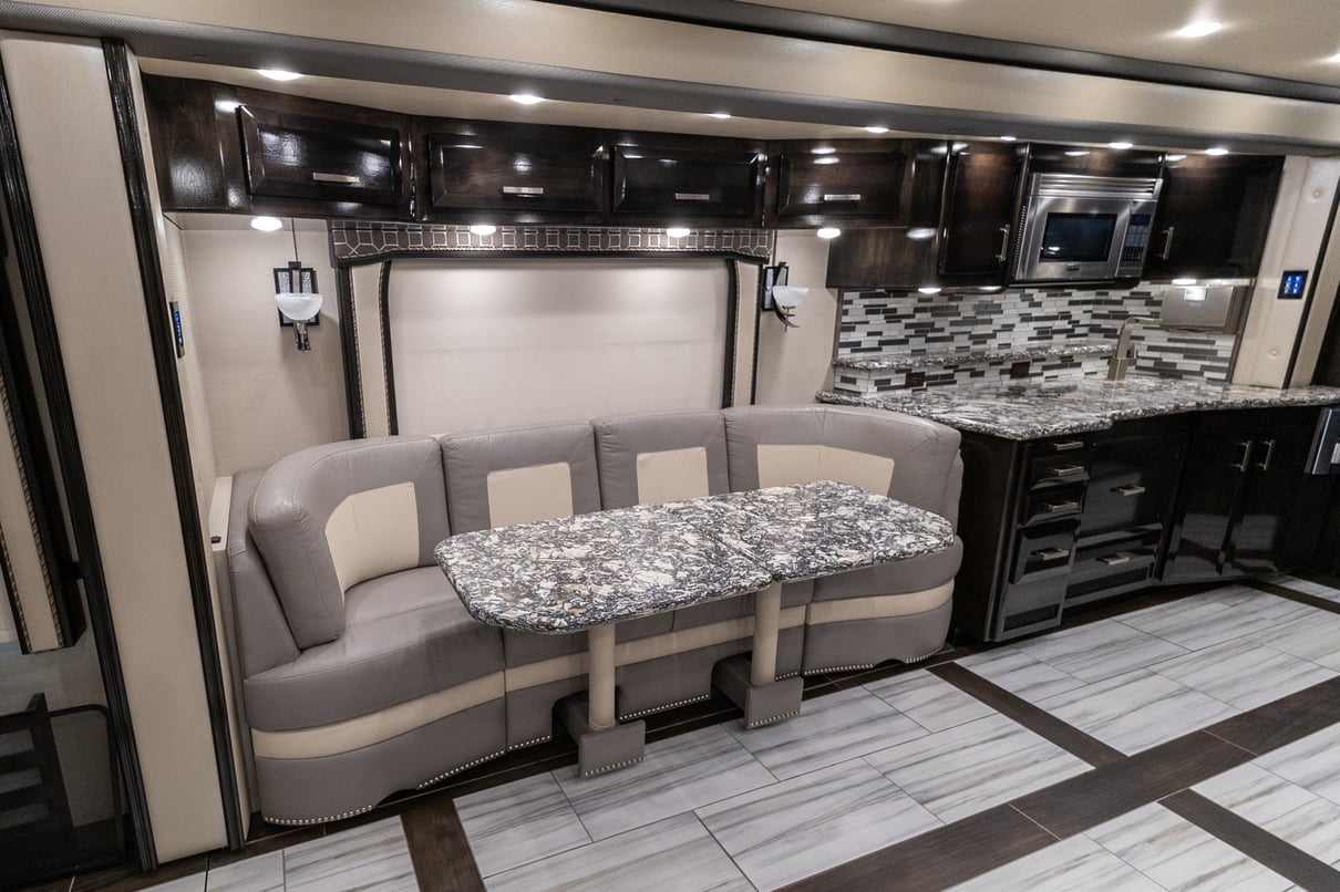 2020 Foretravel Realm FS605 LVMS gallery image-18