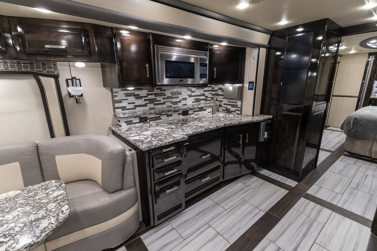 2020 Foretravel Realm FS605 LVMS gallery image-19