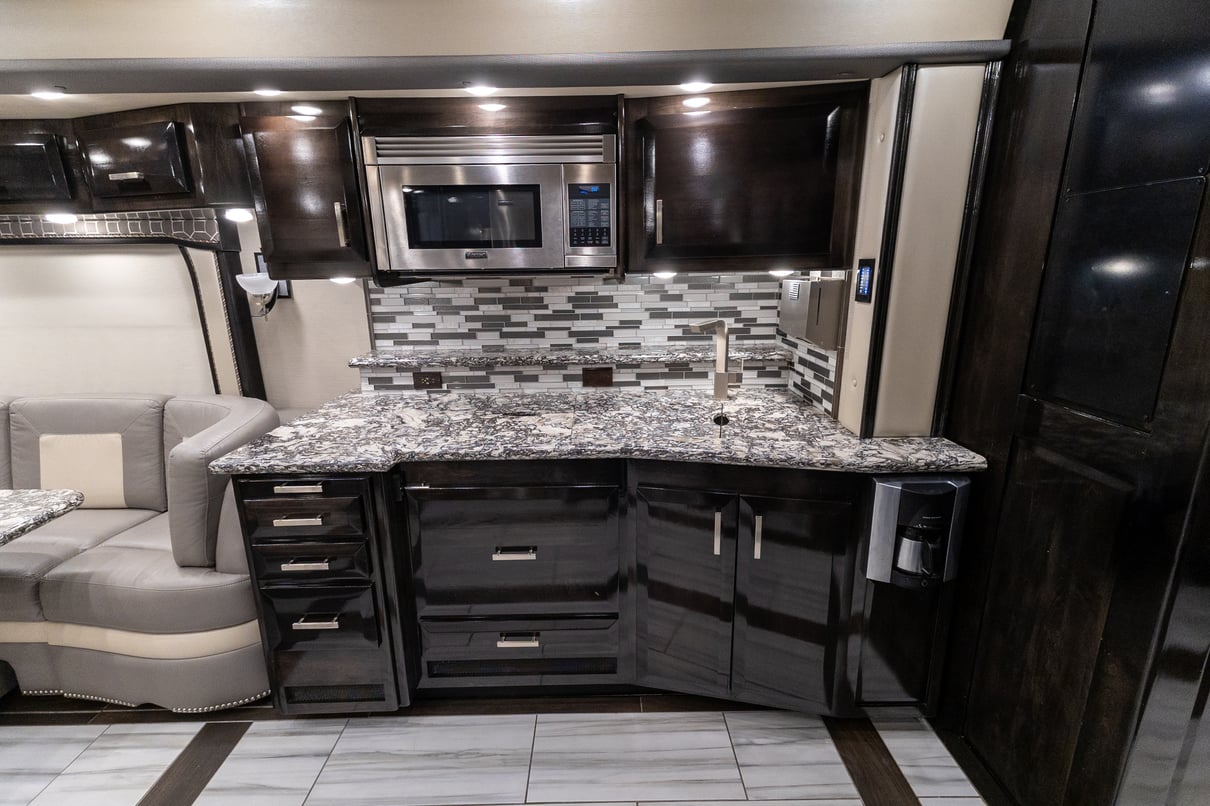 2020 Foretravel Realm FS605 LVMS gallery image-20