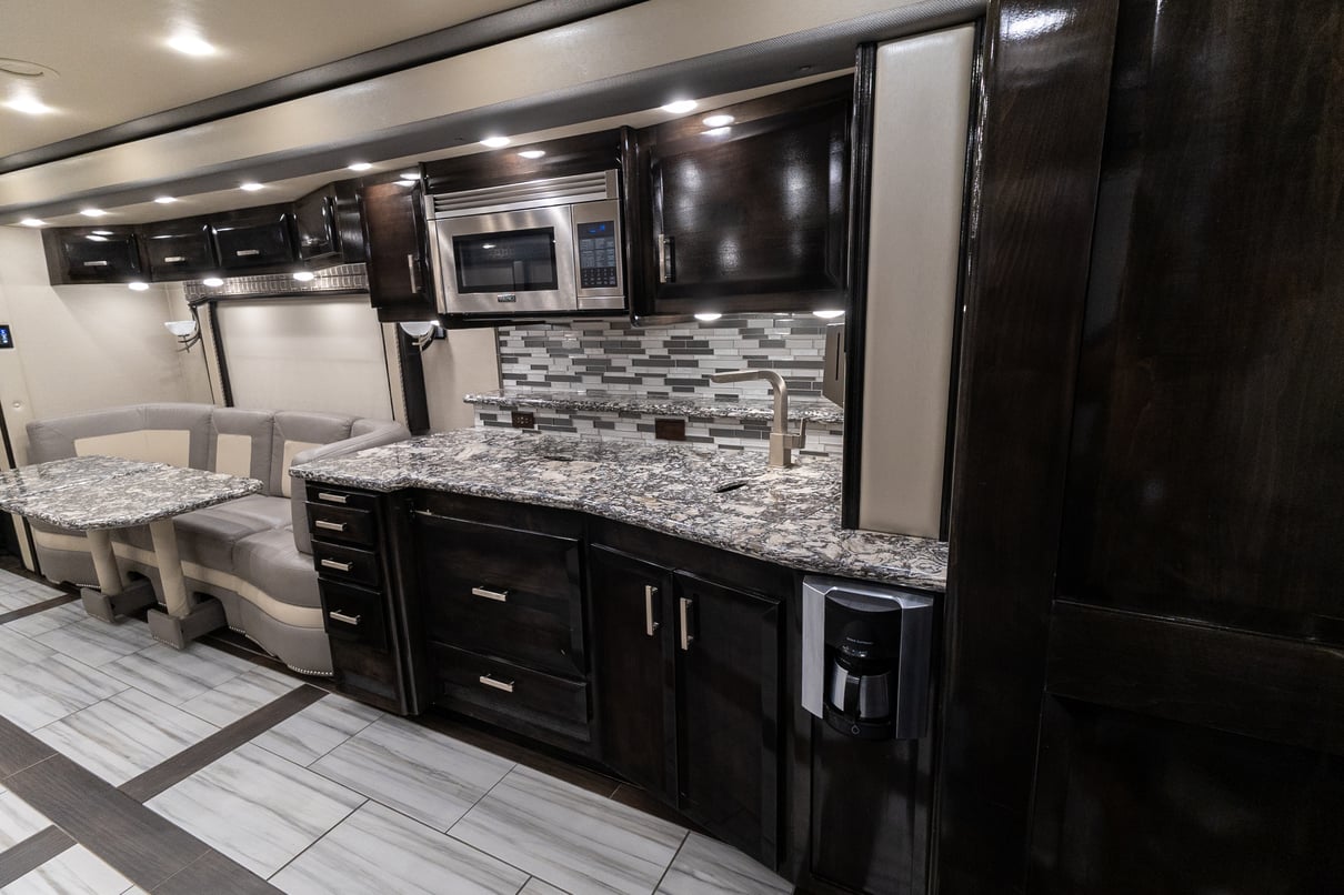2020 Foretravel Realm FS605 LVMS gallery image-21