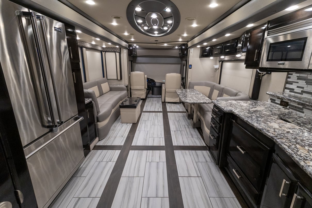 2020 Foretravel Realm FS605 LVMS gallery image-22