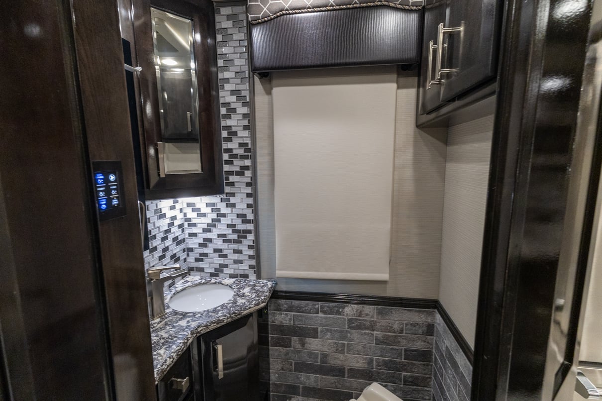 2020 Foretravel Realm FS605 LVMS gallery image-23