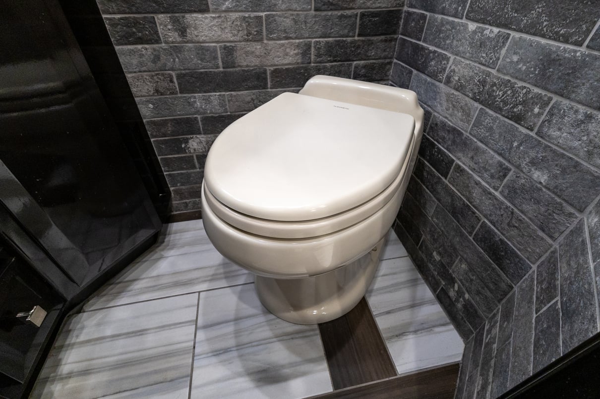 2020 Foretravel Realm FS605 LVMS gallery image-24