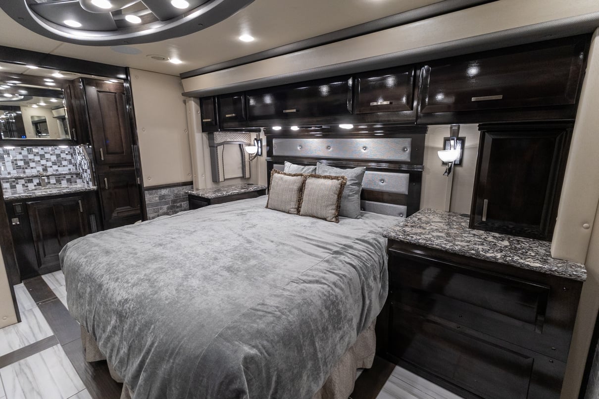 2020 Foretravel Realm FS605 LVMS gallery image-25