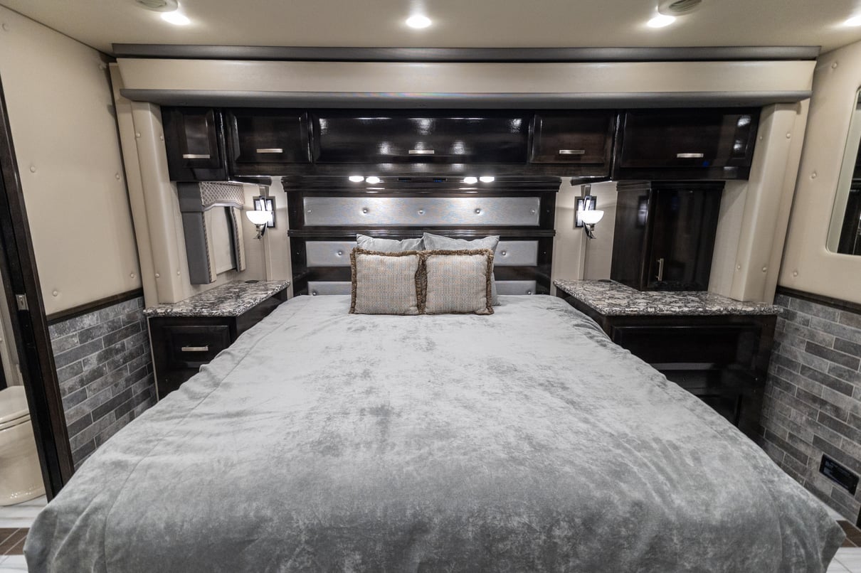 2020 Foretravel Realm FS605 LVMS gallery image-26