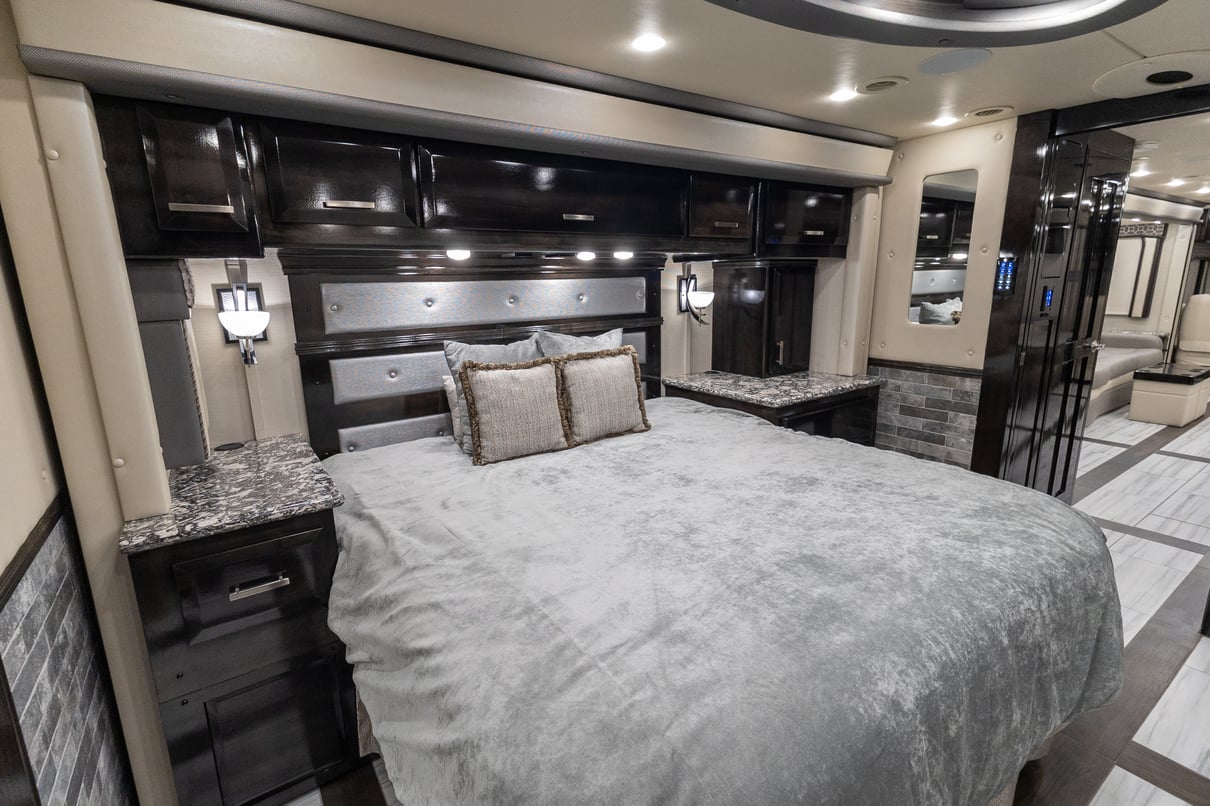 2020 Foretravel Realm FS605 LVMS gallery image-27