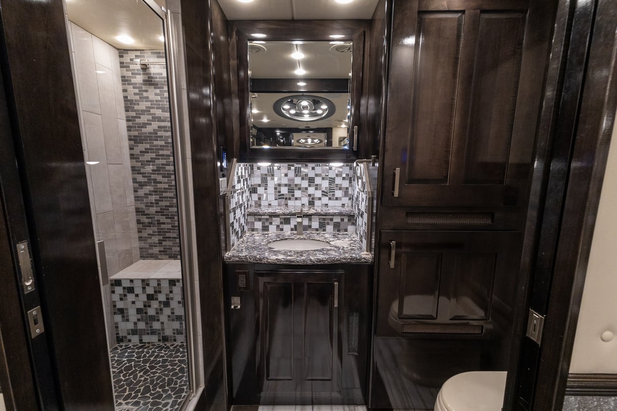 2020 Foretravel Realm FS605 LVMS gallery image-29