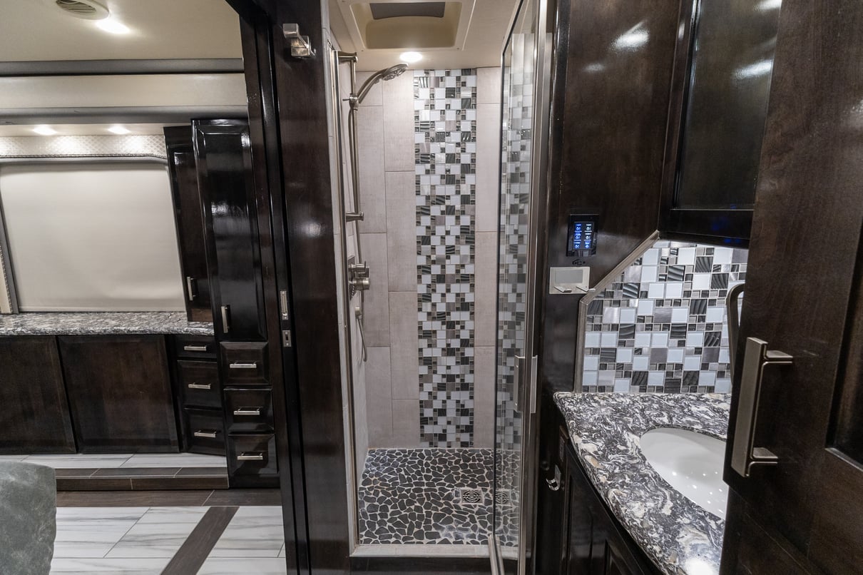 2020 Foretravel Realm FS605 LVMS gallery image-30