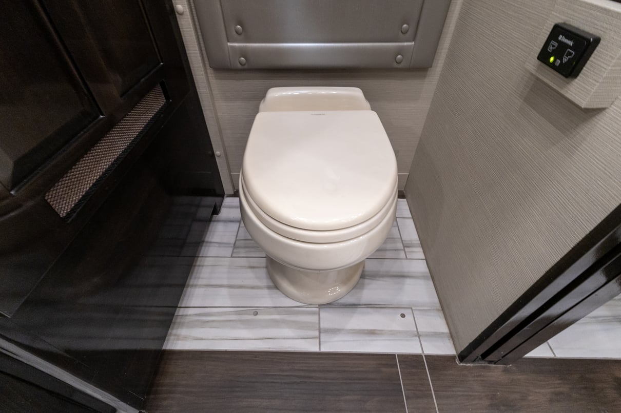 2020 Foretravel Realm FS605 LVMS gallery image-32