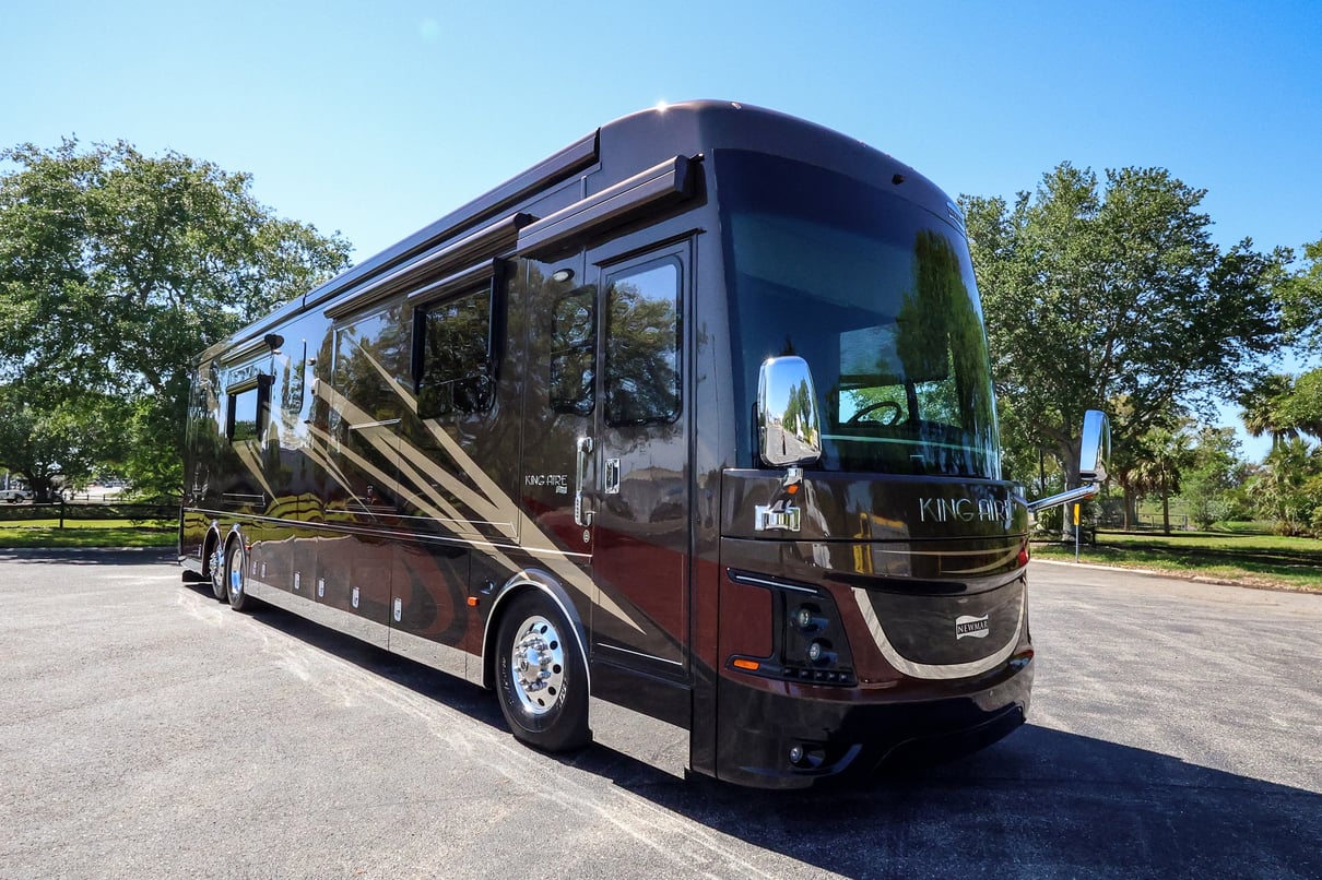 2017 Newmar King Aire 4584 gallery image-1