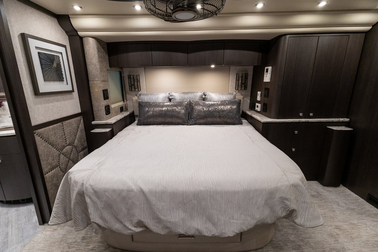 2018 Prevost Millennium H3 45 gallery image-27