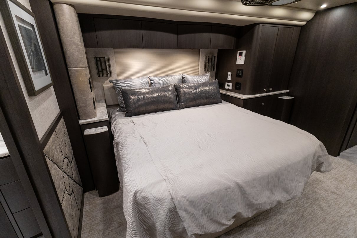 2018 Prevost Millennium H3 45 gallery image-28
