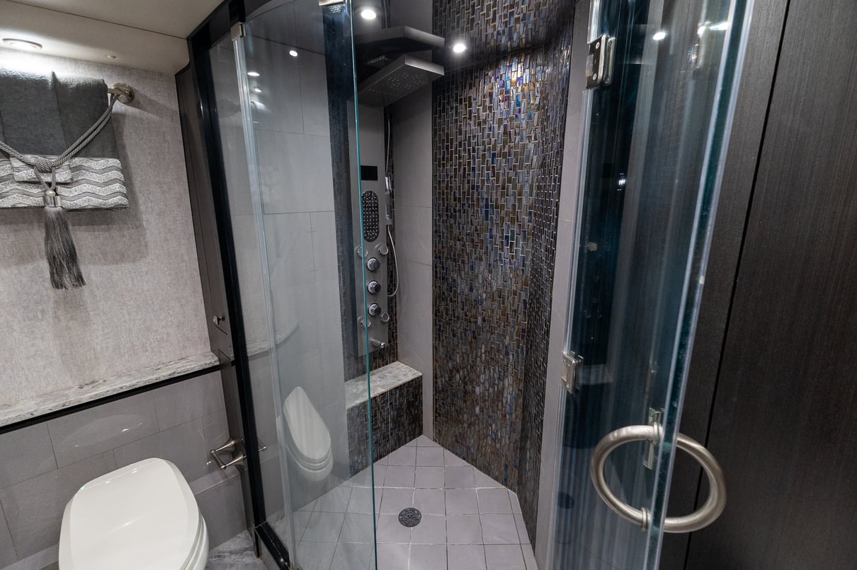 2018 Prevost Millennium H3 45 gallery image-32