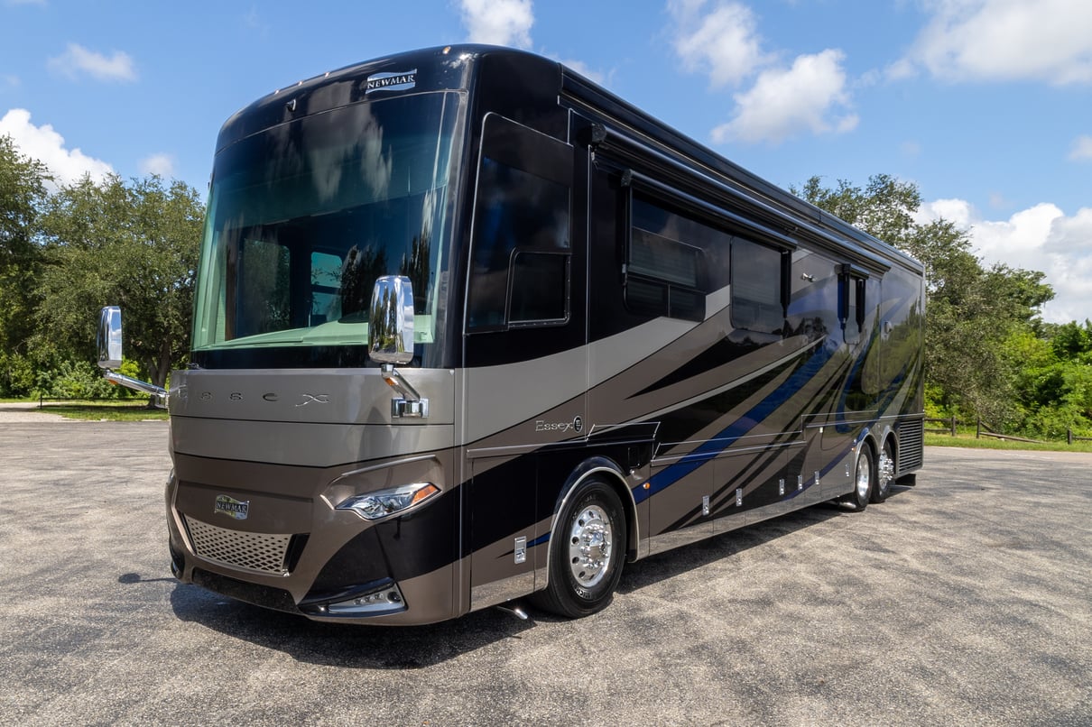 2018 Newmar Essex 4531 gallery image-11