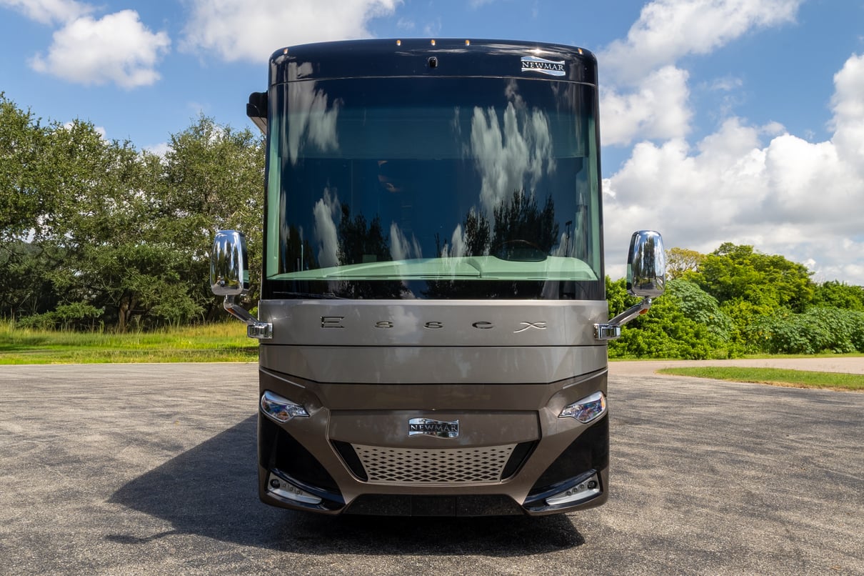 2018 Newmar Essex 4531 gallery image-12