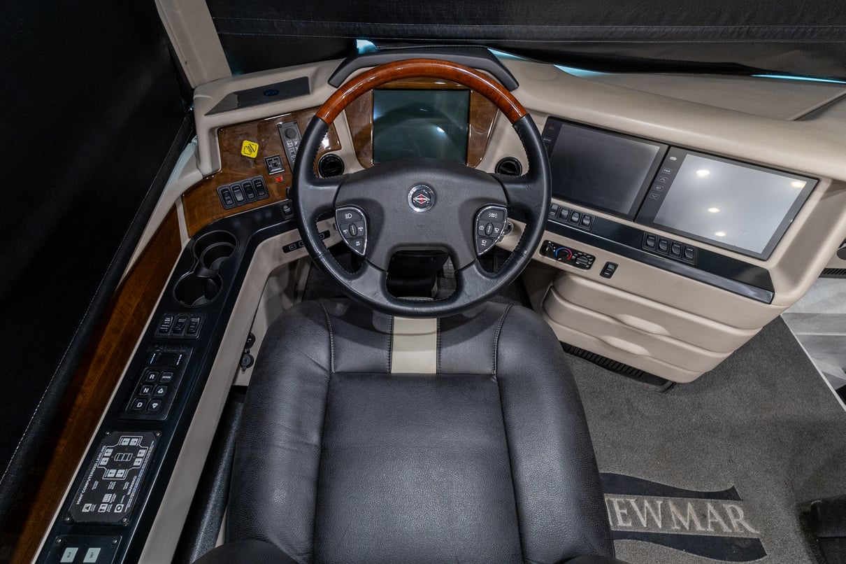 2018 Newmar Essex 4531 gallery image-13