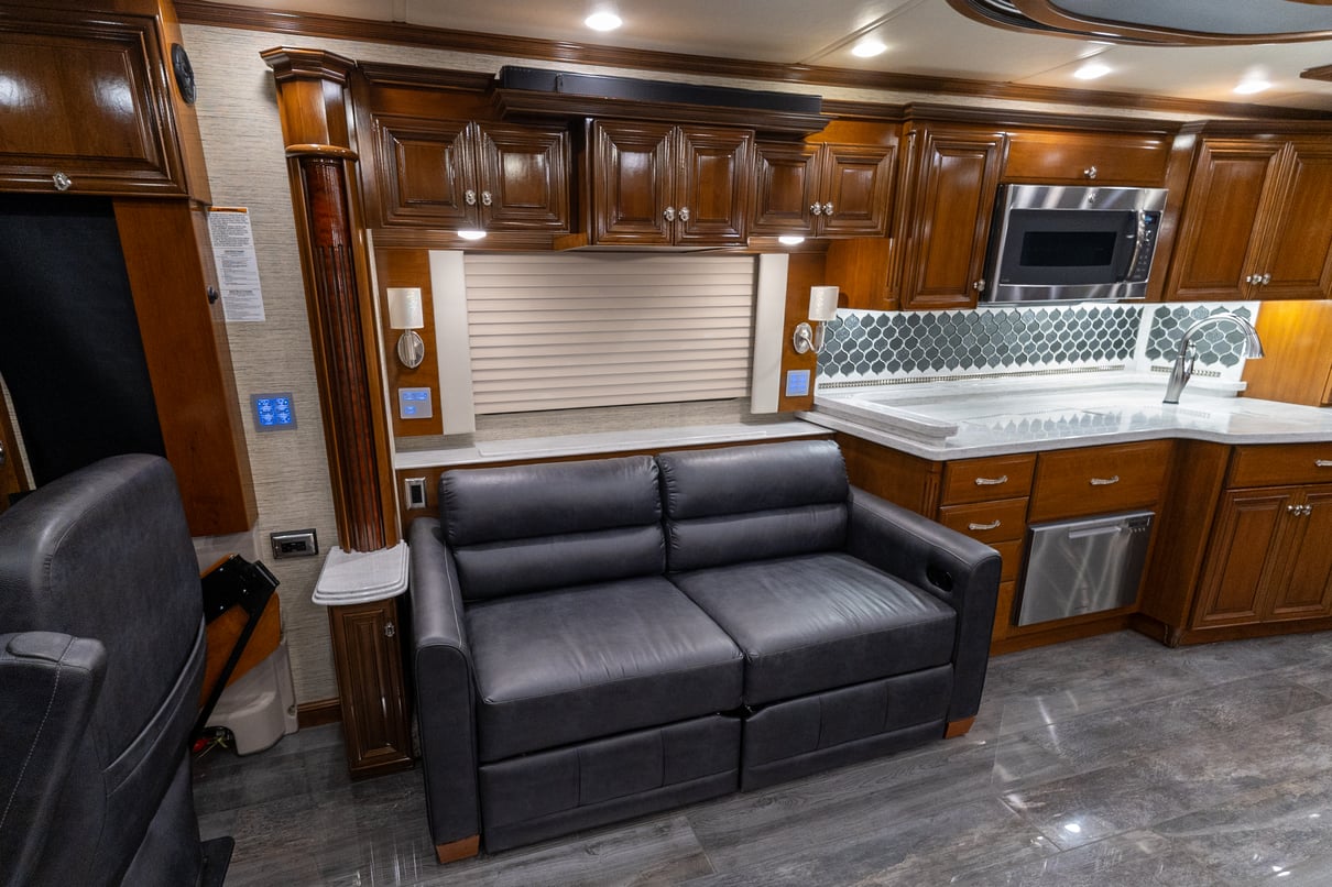 2018 Newmar Essex 4531 gallery image-17