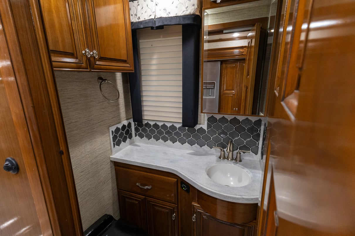 2018 Newmar Essex 4531 gallery image-22
