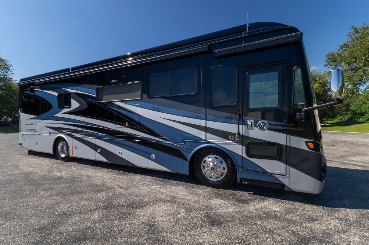 2022 Tiffin Allegro Red 37BA gallery image-2