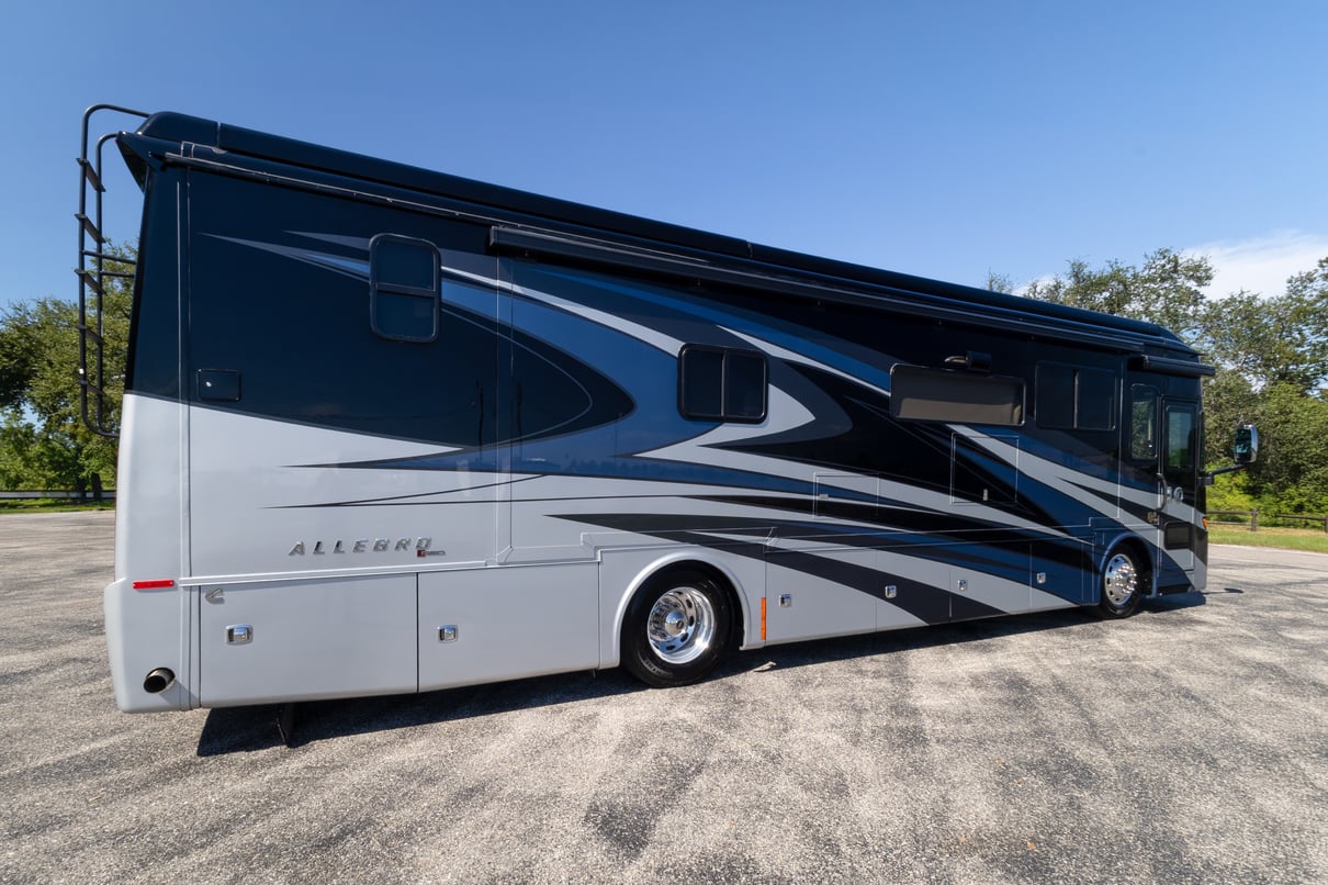 2022 Tiffin Allegro Red 37BA gallery image-4