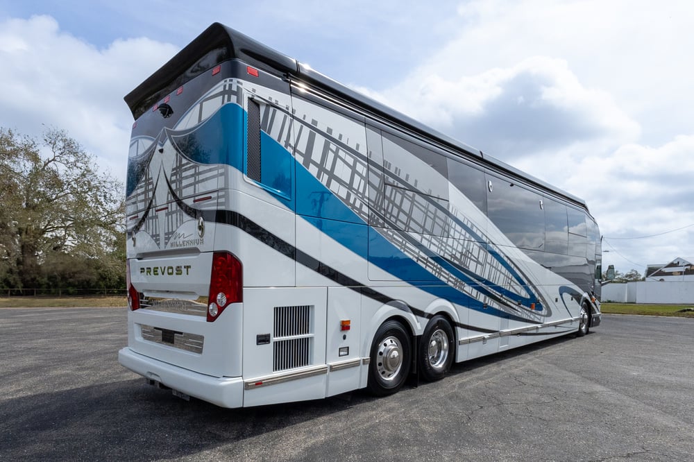 2How to Choose the Right Luxury Motorcoach for Travel